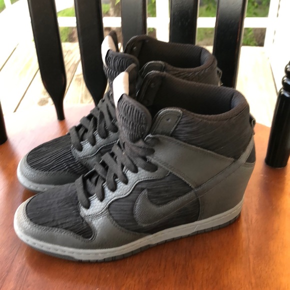 Like New- Black Nike Platform Sneakers Size 9M - Picture 2 of 5